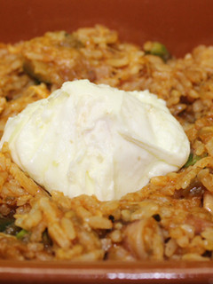 Una foto de Sobras de arroz chino con calamares y huevo