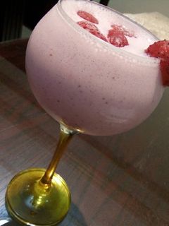 صورة لوصفة مشروب زبادي بالفراوله ساقع و لايت 🍸