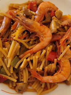 Una foto de Fideos con conejo estofado y cocinados a mi manera, rápidos y económicos