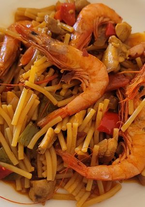 Una foto de Fideos con conejo estofado y cocinados a mi manera, rápidos y económicos