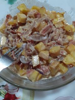Una foto de Patatas con bacon y cebolla