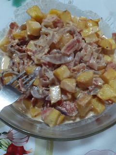 Una foto de Patatas con bacon y cebolla