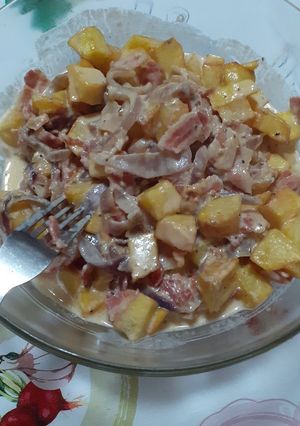 Una foto de Patatas con bacon y cebolla