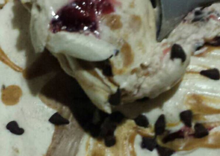 Who needs Hagan Daas? Peanut Butter, Dark Chocolate &amp; Raspberry No Churn Ice Cream