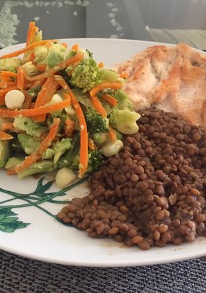 Una foto de Lentejas, ensalada y pollo