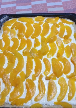 Una foto de Postre dulce con crema y opcional, fruta