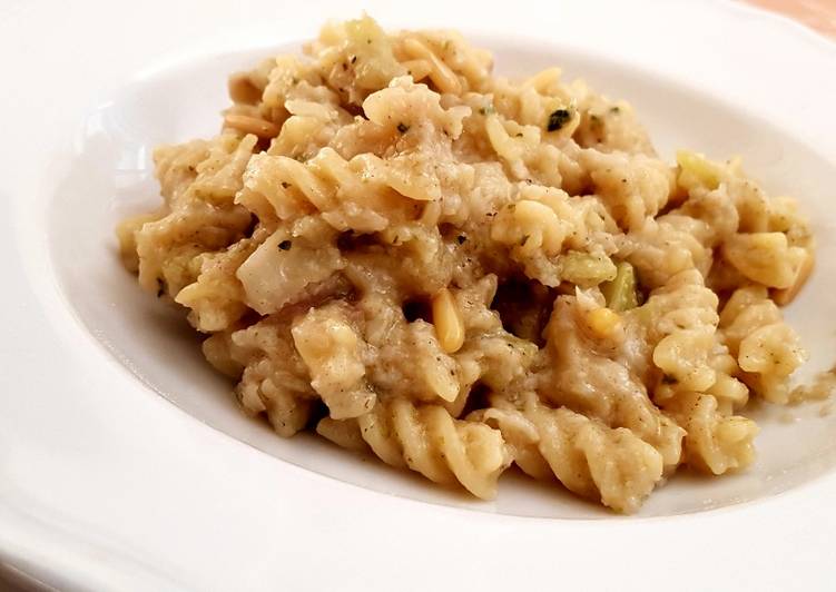 Fusilli con crema di broccoli e acciughe