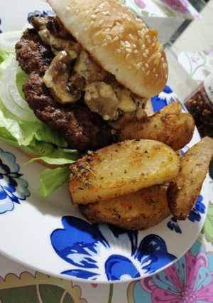 Una foto de Hamburguesa con papitas horneadas 🍔🍟