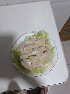 Una foto de Ensalada de Pollo Asado con salsa