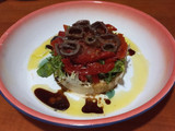 Ensalada de hummus, pimientos asados y anchoas