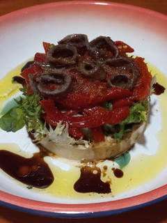 Una foto de Ensalada de hummus, pimientos asados y anchoas