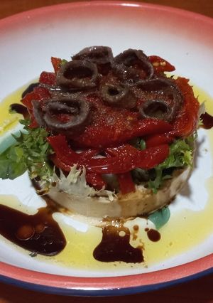 Una foto de Ensalada de hummus, pimientos asados y anchoas