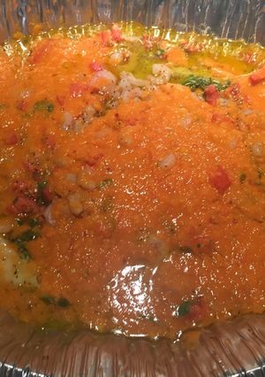 Una foto de Pescado al horno en salsa de tomate