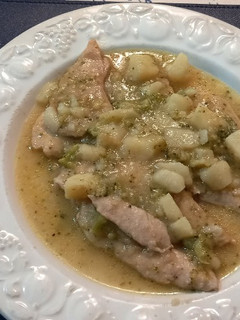 Una foto de 201. Filetes de pechuga de pollo con patata y brócoli