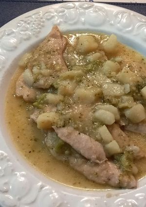 Una foto de 201. Filetes de pechuga de pollo con patata y brócoli