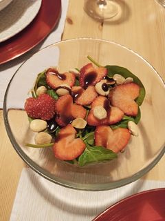 Una foto de Ensalada de espinacas con fresas y almendras