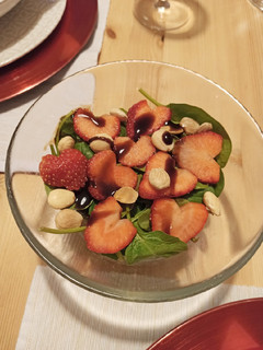 Una foto de Ensalada de espinacas con fresas y almendras