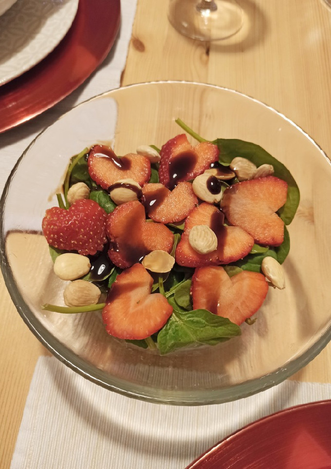 Una foto de Ensalada de espinacas con fresas y almendras