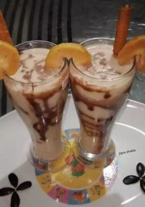 ચીકુ ચોકલેટ મિલ્કશેક (Chikoo Chocolate Milkshake Recipe In Gujarati) રેસીપી મુખ્ય ફોટો