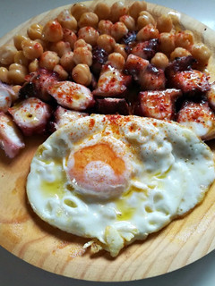Una foto de Pulpo a feira con huevo