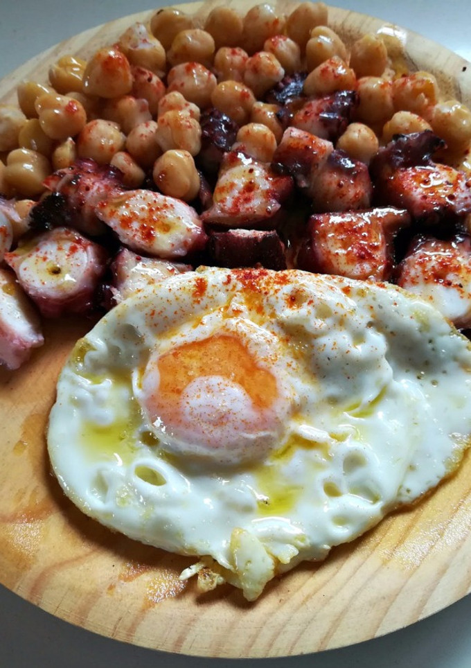 Una foto de Pulpo a feira con huevo