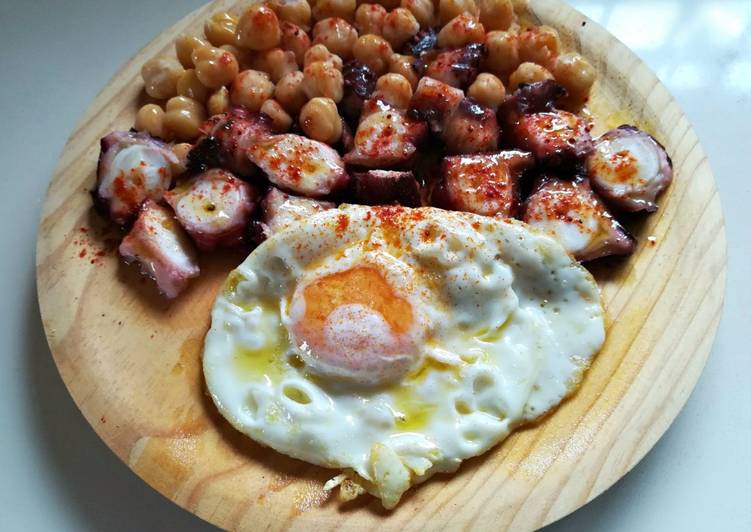 Pulpo a feira con huevo