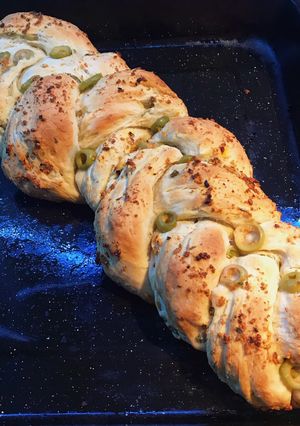 Una foto de Pan trenzado con aceitunas