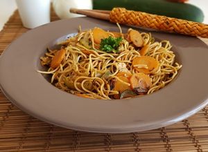 Une photo de Wok nouilles sautées à la dinde et petits légumes