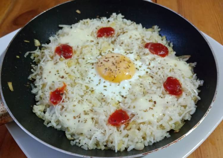 Langkah Mudah untuk Menyiapkan Cheesy Egg Baked Rice, Sempurna