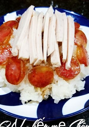 Hình của món Xôi chả lụa lạp xưởng.