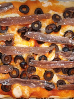 Una foto de Pizza de Anchoas y Aceitunas Negras