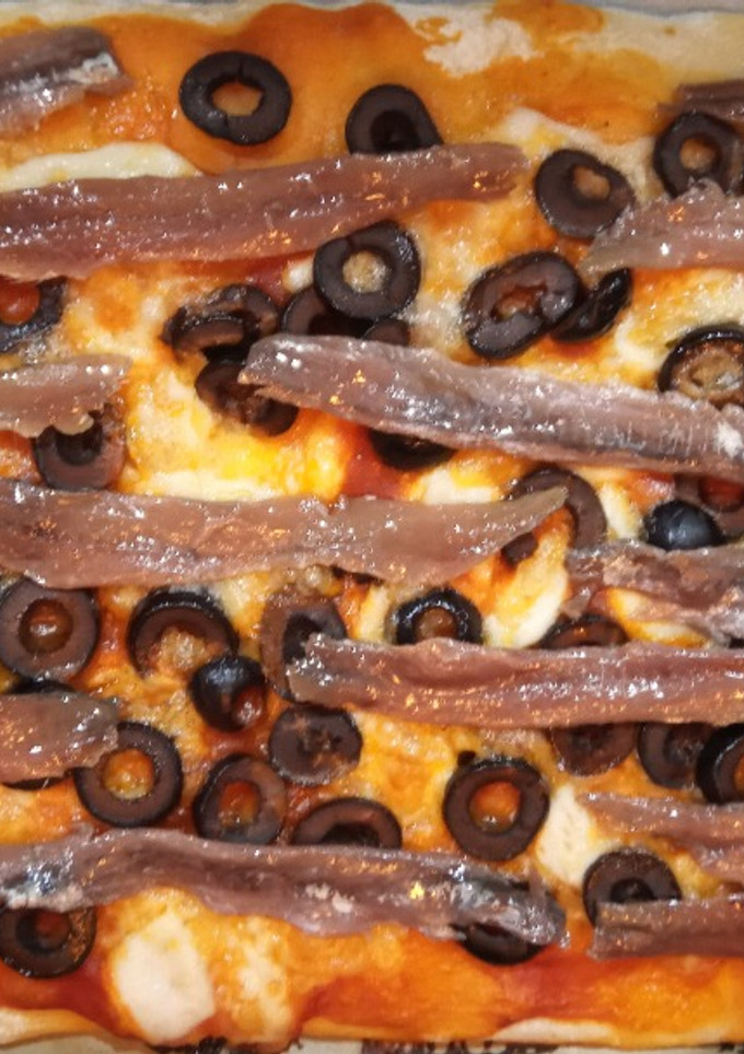 Una foto de Pizza de Anchoas y Aceitunas Negras