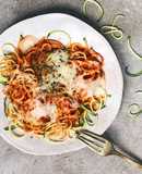 Espaguetis con espirales de calabacín, tomate y queso