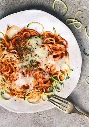 Una foto de Espaguetis con espirales de calabacín, tomate y queso