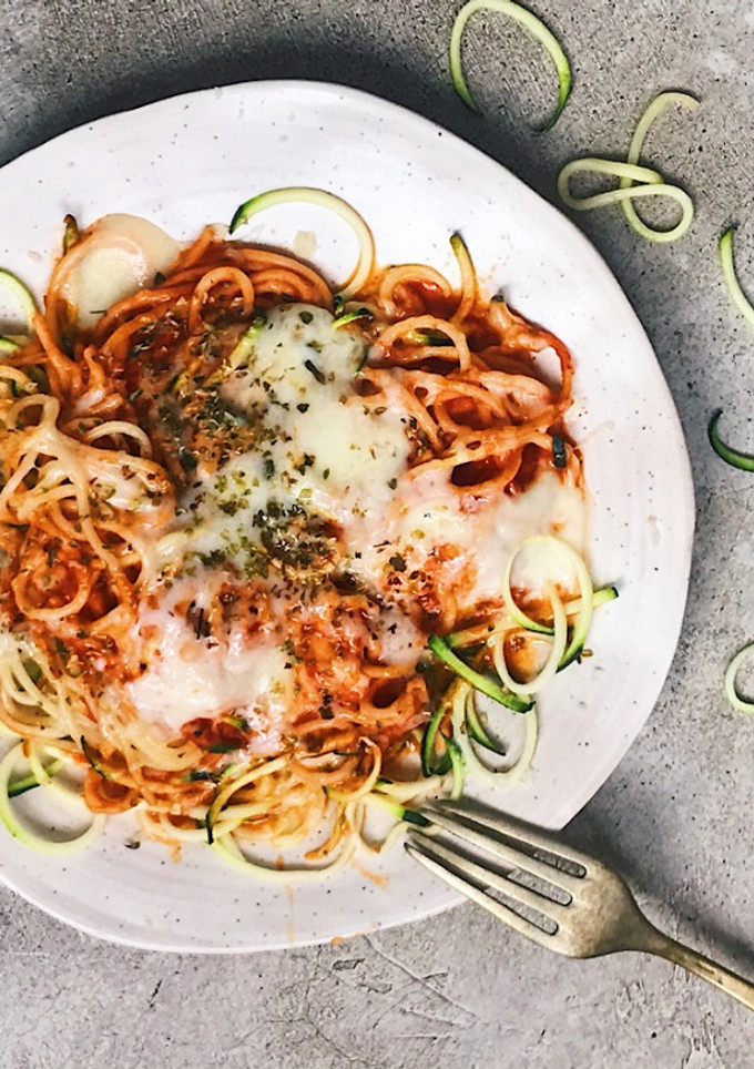 Una foto de Espaguetis con espirales de calabacín, tomate y queso