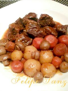 Una foto de Lomo de buey en salsa con verduras
