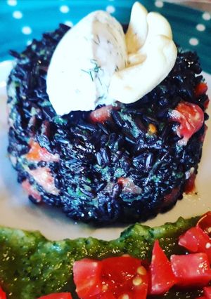 Foto di Riso venere con pomodori, philadelphia e finocchietto e anacardi
