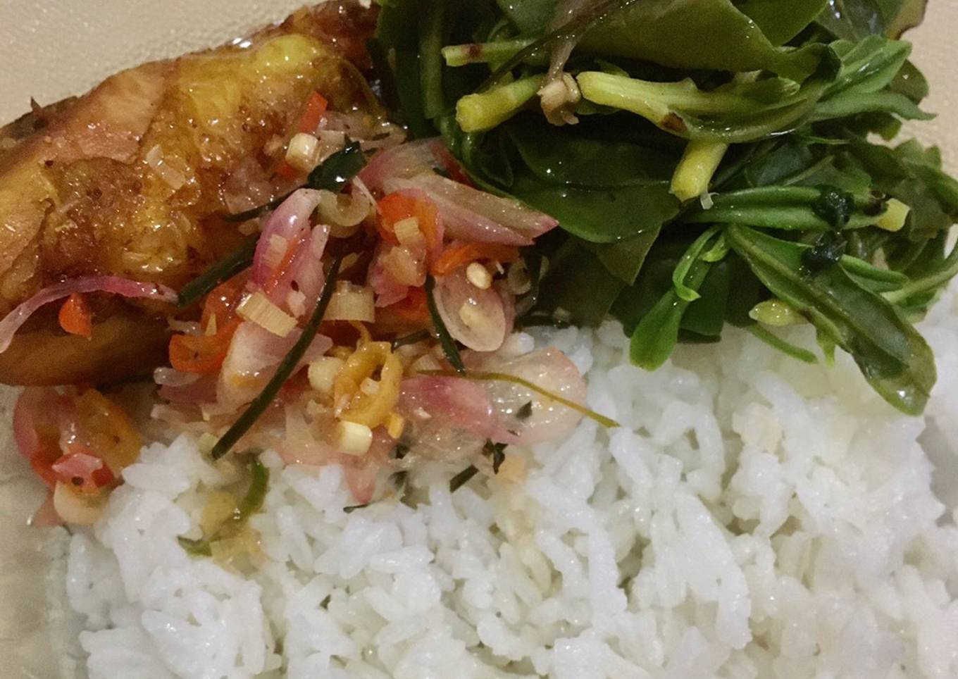 Ayam goreng sambal mantah dengan daun gingseng