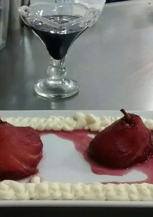 Una foto de Peras al vino tinto