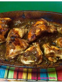 Una foto de Pollo asado con cebolla caramelizada y vino tinto