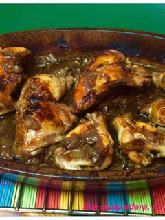 Una foto de Pollo asado con cebolla caramelizada y vino tinto