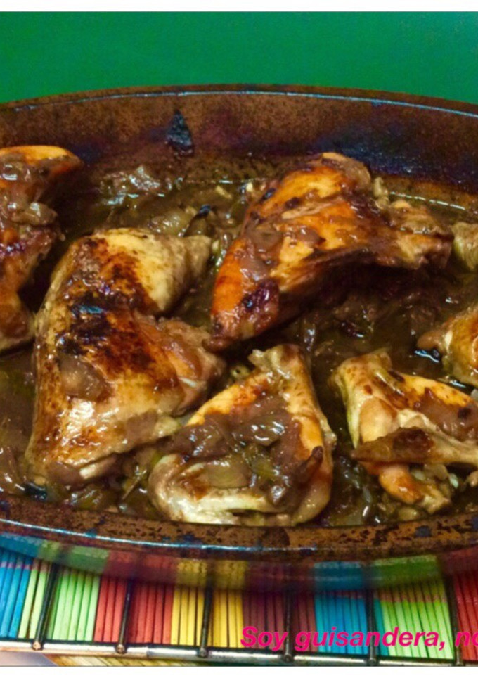 Una foto de Pollo asado con cebolla caramelizada y vino tinto