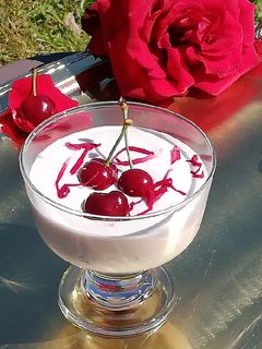 Une photo de Dessert à la rose et cerise
