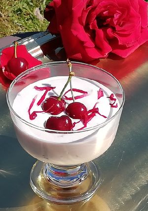 Une photo de Dessert à la rose et cerise