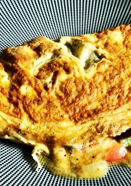 Una foto de Tortilla rellena de jamón ibérico, espárragos trigueros, tomate, cebolla y queso fundido 🤤🤤🤤