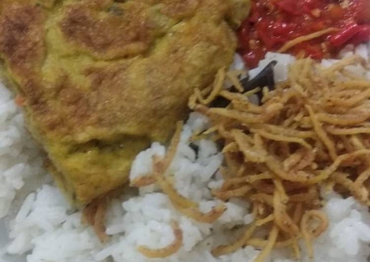 Omelet tahu with teri medan crispy