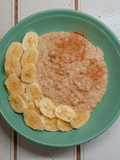 Bowl de avena cocida con banana y canela fácil