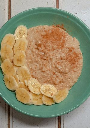 Una foto de Bowl de avena cocida con banana y canela fácil
