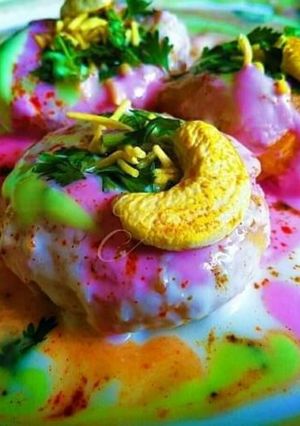 रंग बिरंगी दही बड़ा(Rang biranga dahi vada recipe in hindi) रेसिपी मुख्य फोटो