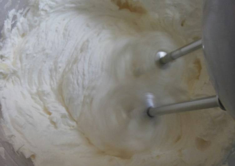 Cara Gampang Menyiapkan Buttercream Dasar yang Lezat